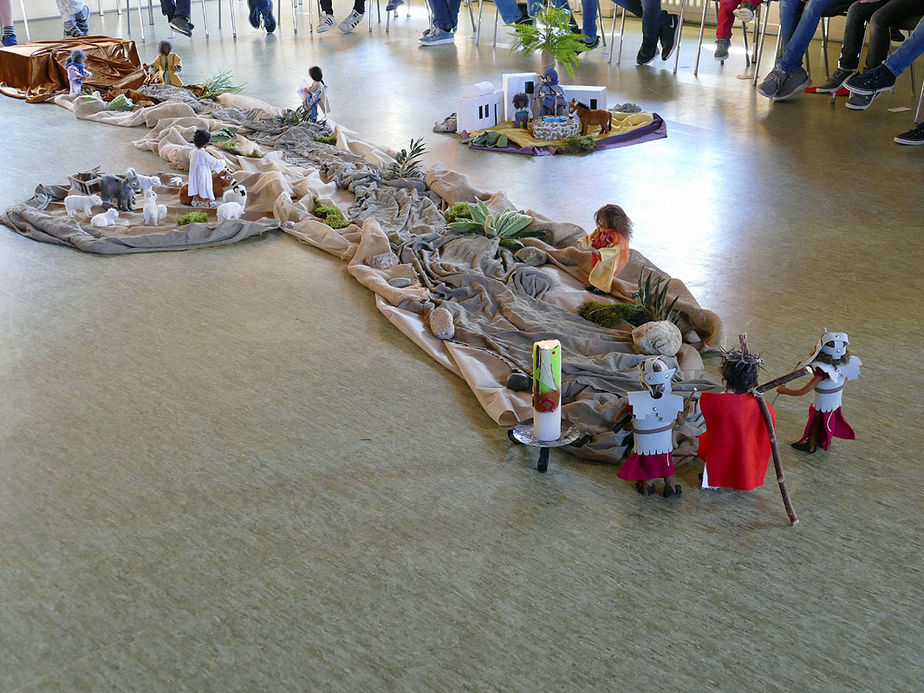 Kinderkarfreitagsliturgie im Gemeindezentrum (Foto: Karl-Franz Thiede)